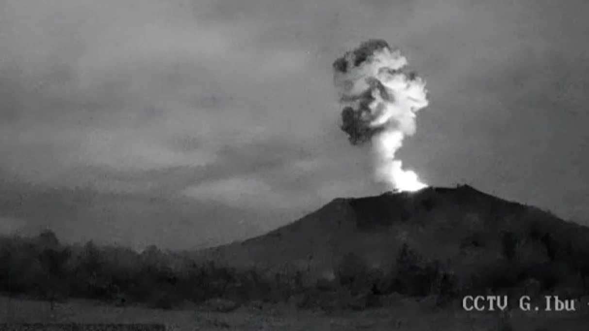 Gunung Ibu di Halmahera Barat Kembali Erupsi, Ribuan Warga Diungsikan