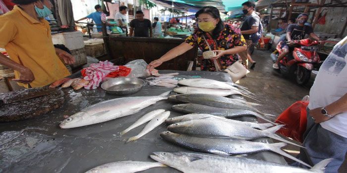 Tradisi ”Nganter Bandeng” Saat Tahun Baru Imlek