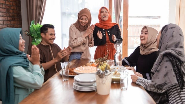Hindari Melontarkan Pertanyaan Basa-basi Ini Saat Silaturahmi Keluarga