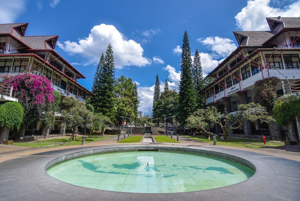 Mahasiswa ITB Berkomitmen Kurangi Jejak Karbon: Mulai Penggunaan Transportasi Publik hingga Energi Rumah Tangga