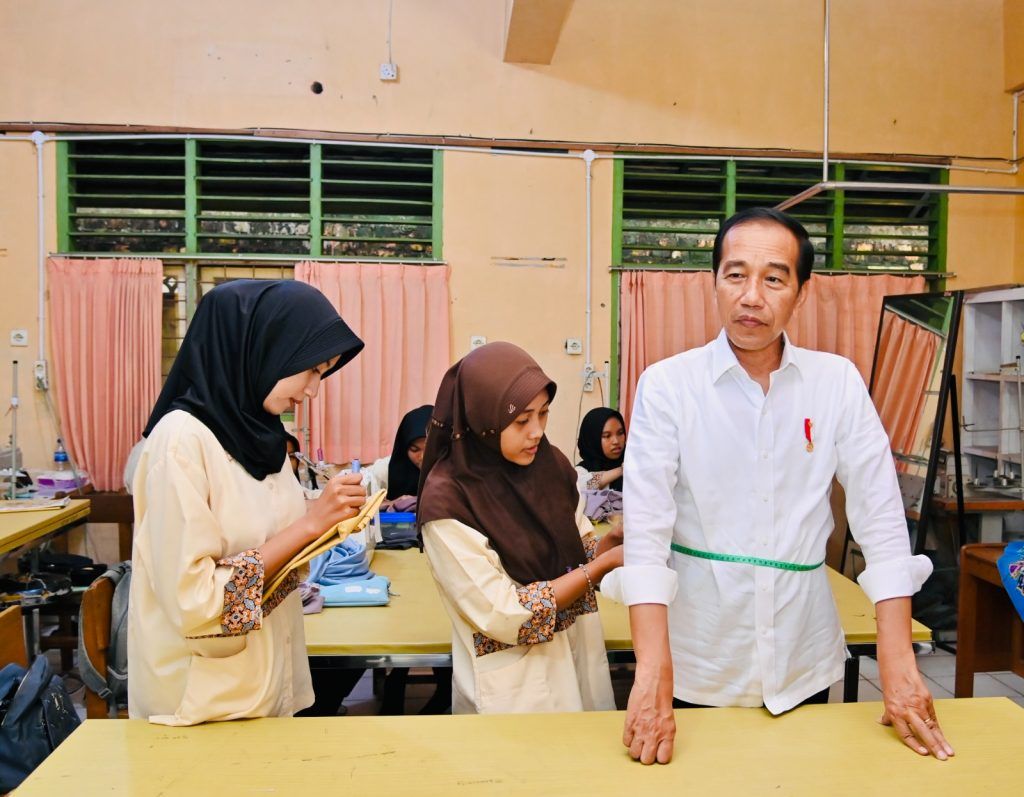 Dukung Pendidikan SMK, Jokowi Gunakan Produk yang Dihasilkan Siswa SMK