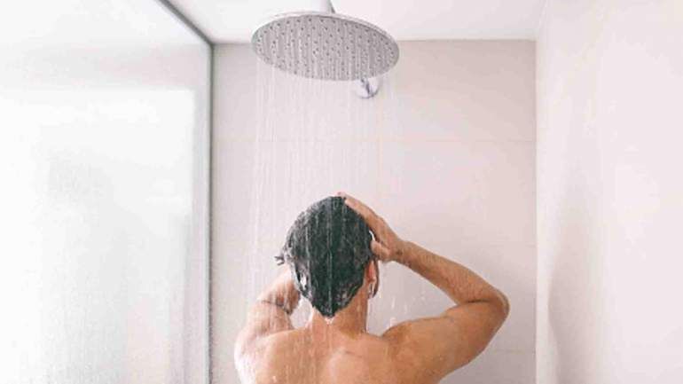 Kelebihan Mandi Pagi Versus Mandi Sore, Mana yang Lebih Baik?