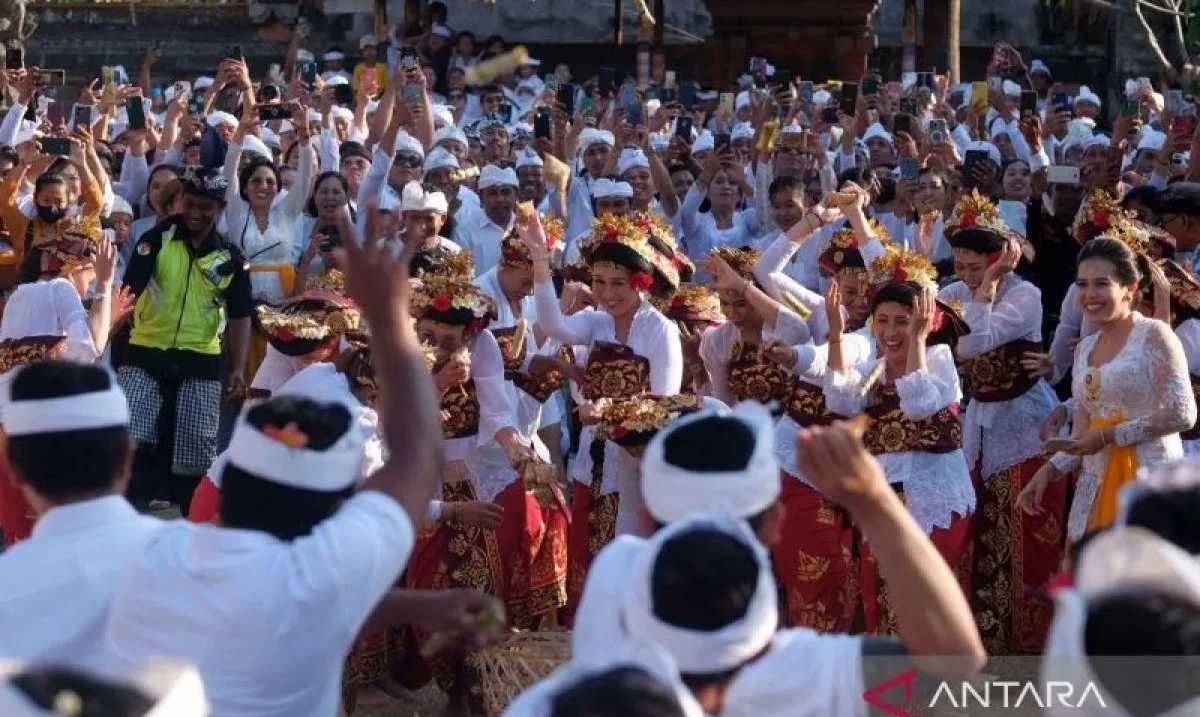 Tradisi Perang Ketupat, Wujud Rasa Syukur Warga Bali atas Kesuburan Tanah