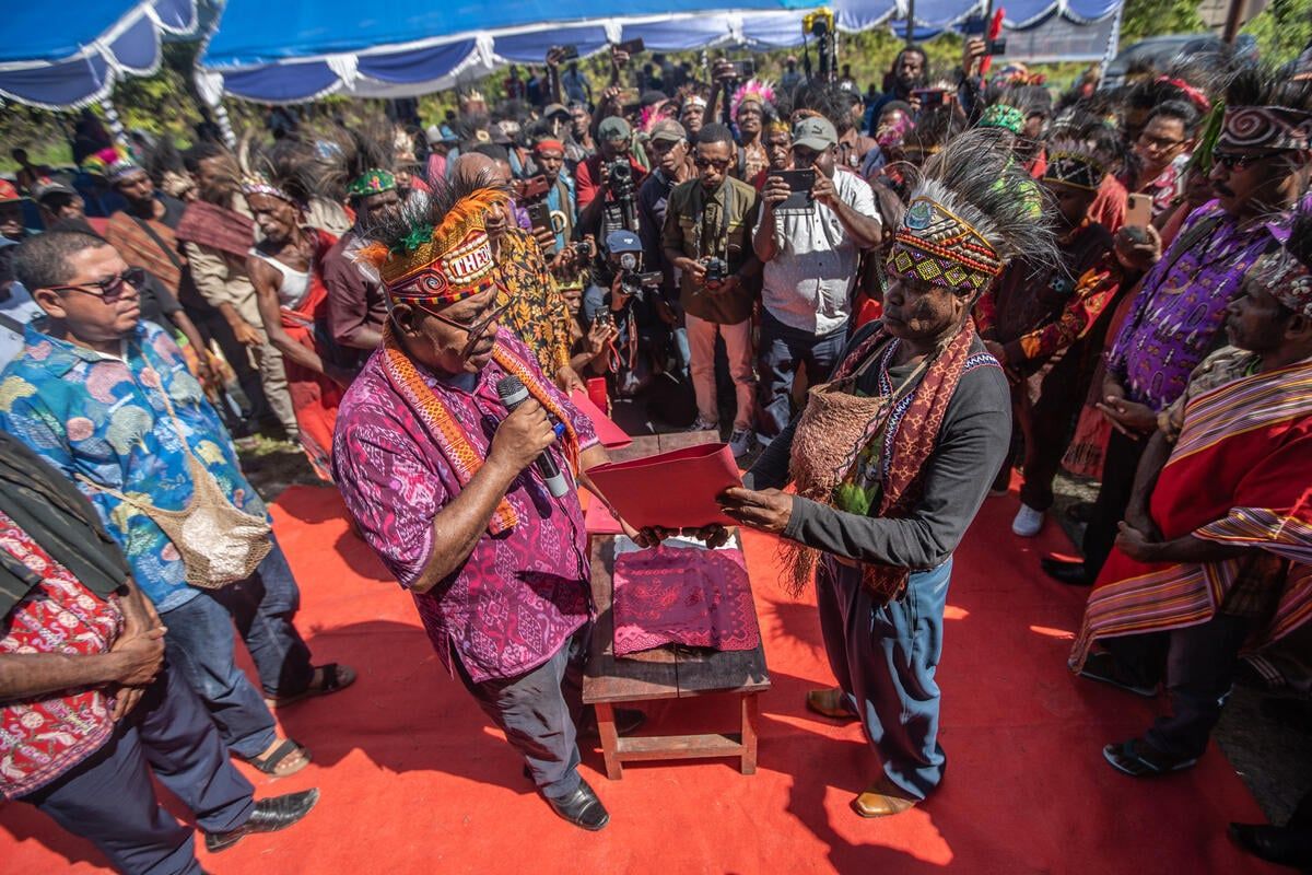 Bupati Sorong Selatan Terbitkan SK Pengakuan Wilayah Masyarakat Adat Knasaimos