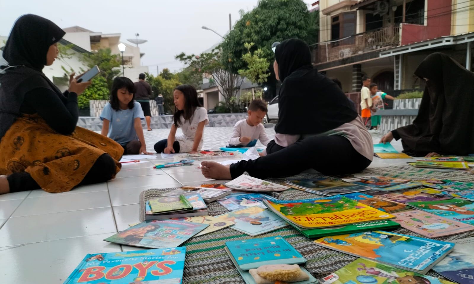Di Tengah Era Informasi Literasi Masyarakat Indonesia Masih Sangat Rendah: Perlu Penguatan Segera