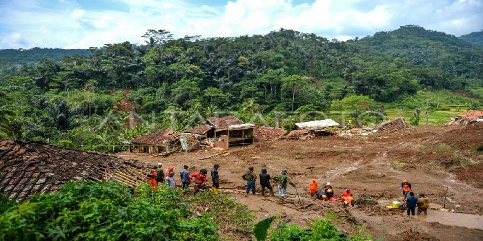 Banjir dan Longsor di Bandung Barat, Puluhan Rumah Hancur dan 9 Orang Hilang