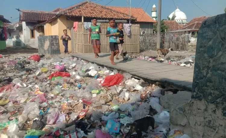 Aliran Sungai Lontar Ditutupi Sampah, Warga Serang “Ngadu” ke Bupati hingga Wapres