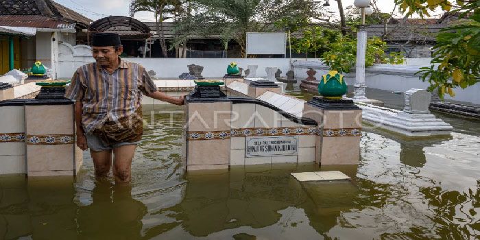 Komplek Pemakaman Sunan Kalijaga Banjir, Warga Tetap Ramai Berziarah