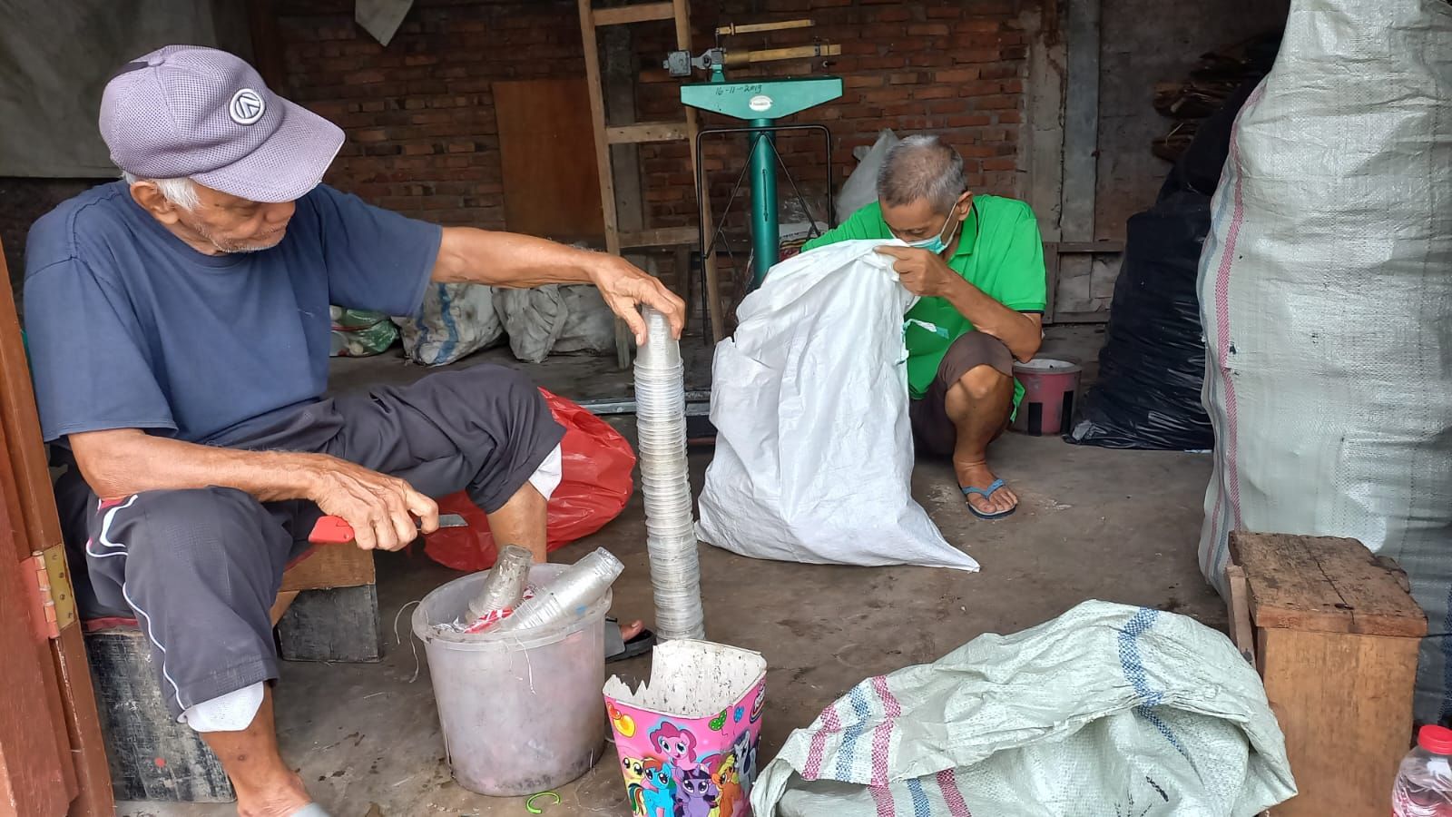 Petugas Jumantik dan Pengelola Bank Sampah Bahu Membahu Jaga Kebersihan Kelurahan Malaka Jaya