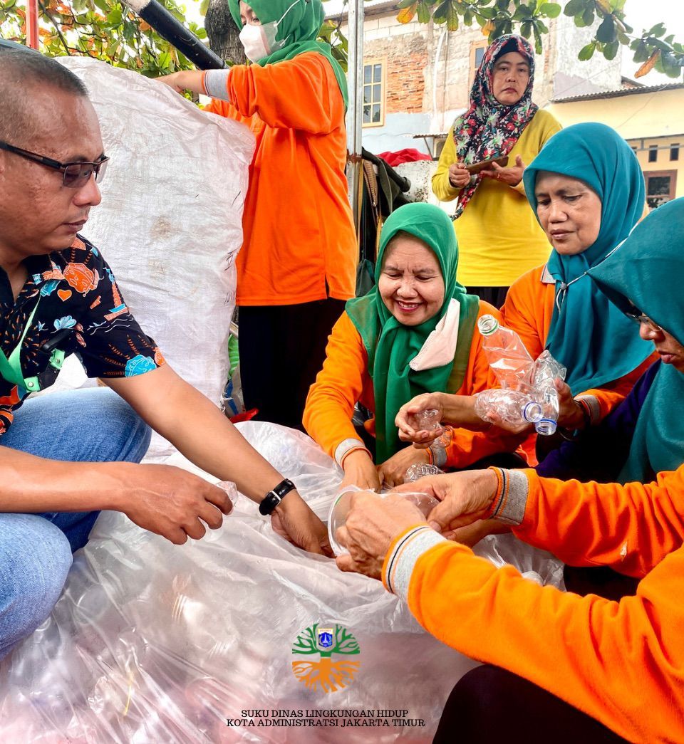 Memotret Aktivitas Perempuan Kader Bank Sampah Sekarwangi di Jalanan