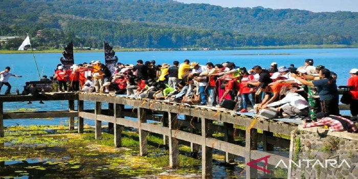 Komunitas Peduli Lingkungan Tuang 1.300 Larutan Eco Enzyme ke Danau Buyan