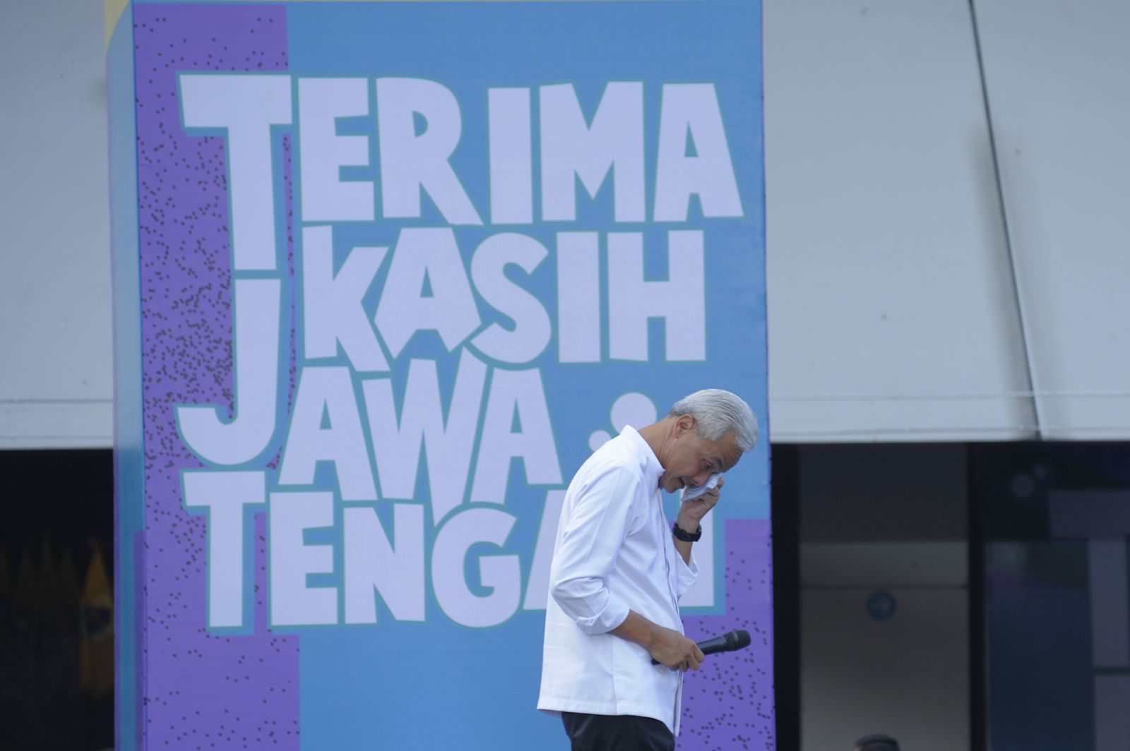 Berpamitan pada Warga Jawa Tengah, Ganjar Pranowo Pun Menangis
