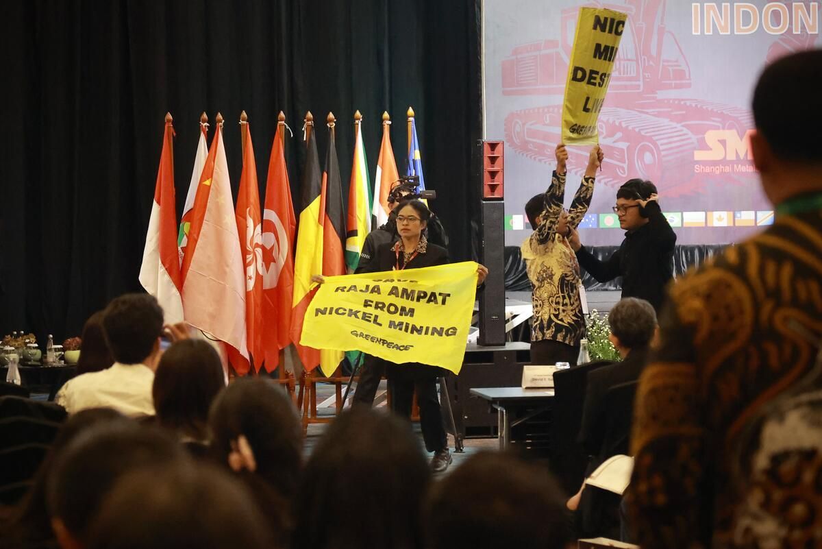 Kritik Industrialisasi Nikel, Aktivis Greenpeace Gelar Aksi di Konferensi Nikel Internasional di Jakarta