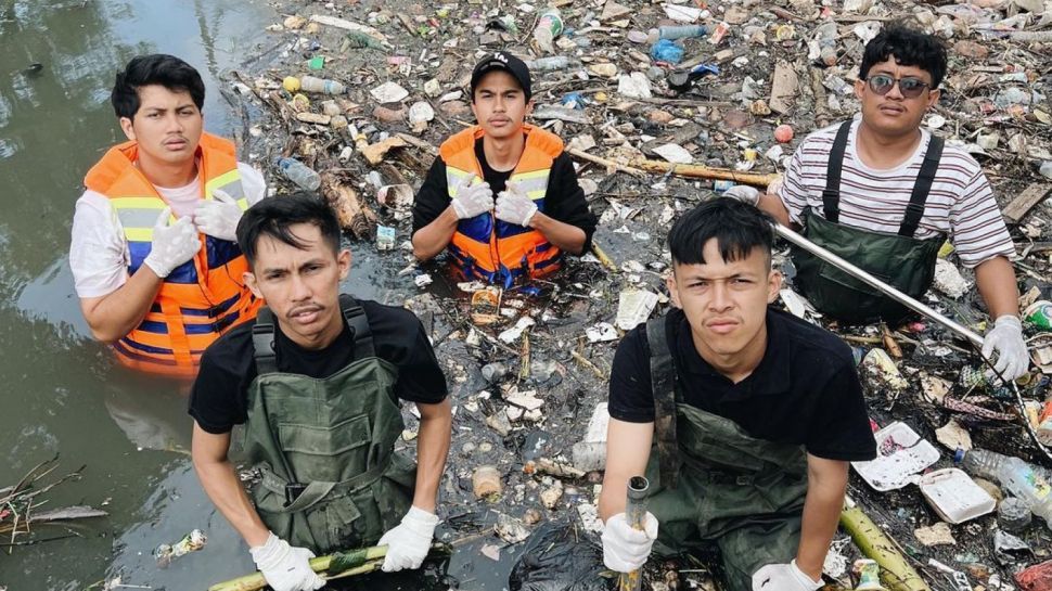 Aksi Keren Anak Muda Bandung Bernama Pandawara: Nyebur Sungai Angkut Sampah