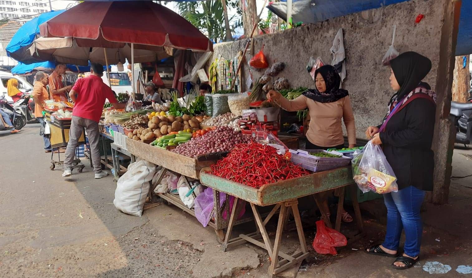 Harga Sembako Melonjak, Pembeli dan Pedagang Mengeluh