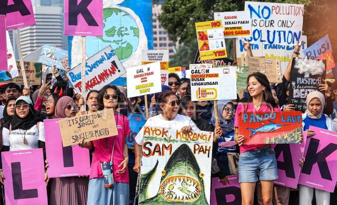 Susi Pudjiastuti dan Aurellie Moeremans Ikut Ramaikan Pawai Bebas Plastik 2023