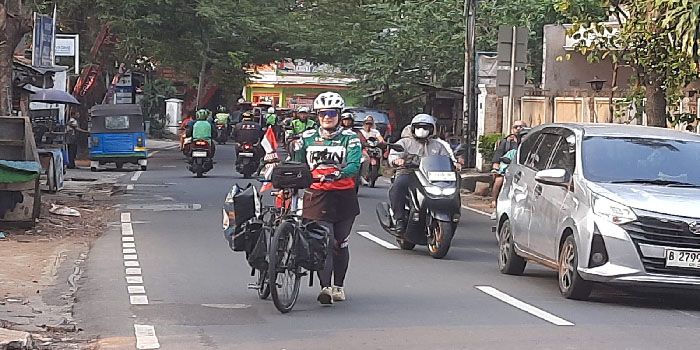Ketika Sepeda Menjadi Jalan Arezoo Menyebarkan Pesan Persahabatan
