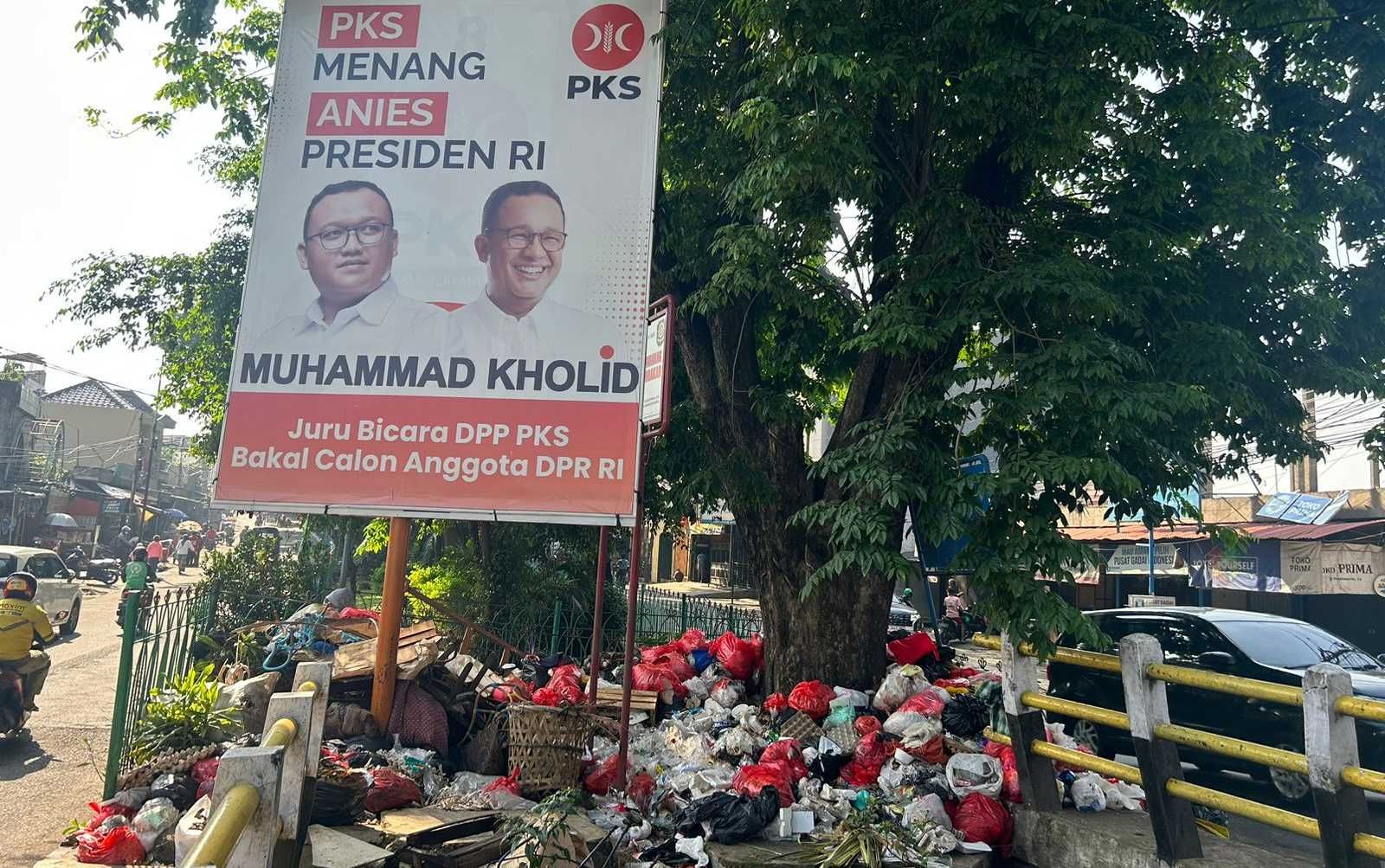 Dipasang di Atas Tumpukan Sampah, Baliho Caleg PKS Menuai Kritik Warganet