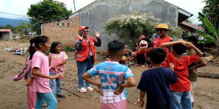 Gembiranya Anak-anak di Padang Saat Boneka Mengedukasi Korban Banjir