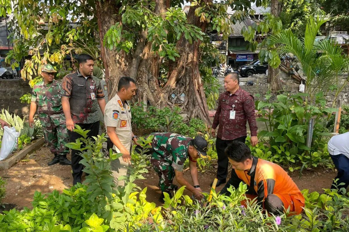 Penanaman Ratusan Pohon Hijaukan Bantaran Kali Sentiong
