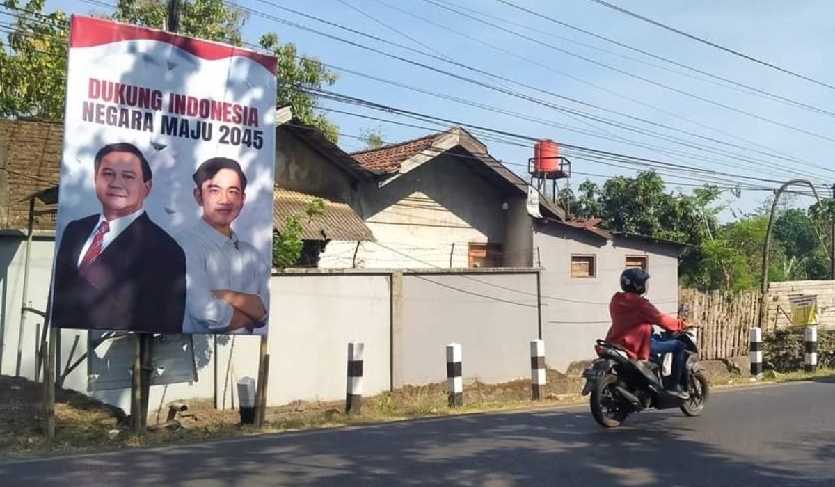 Diduga Libatkan Aparat Kepolisian, Pemasangan Baliho Prabowo Gibran di Pantura Tuai Kecaman