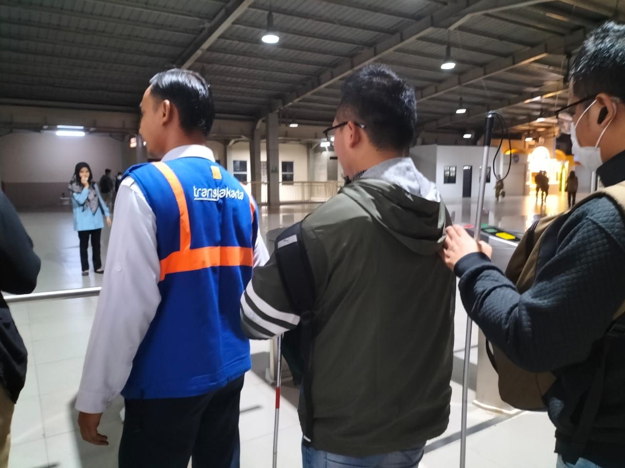 Pramusapa, Cara TransJakarta dan Commuter Line Melayani Disabilitas dan Penumpang Prioritas