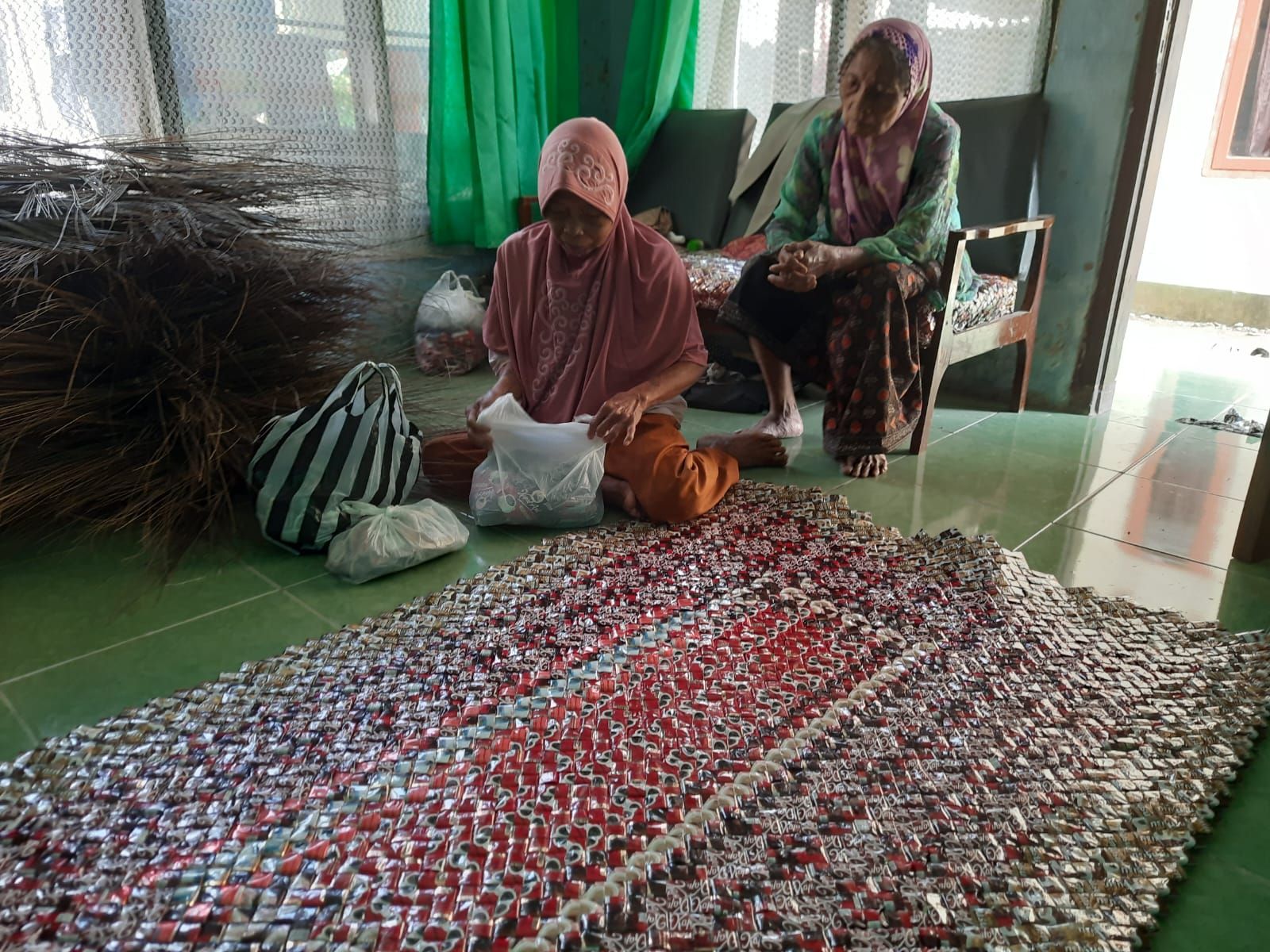 Mak Oyoh, Merajut Asa di Usia Senja dari Sampah Bungkus Kopi Sachet
