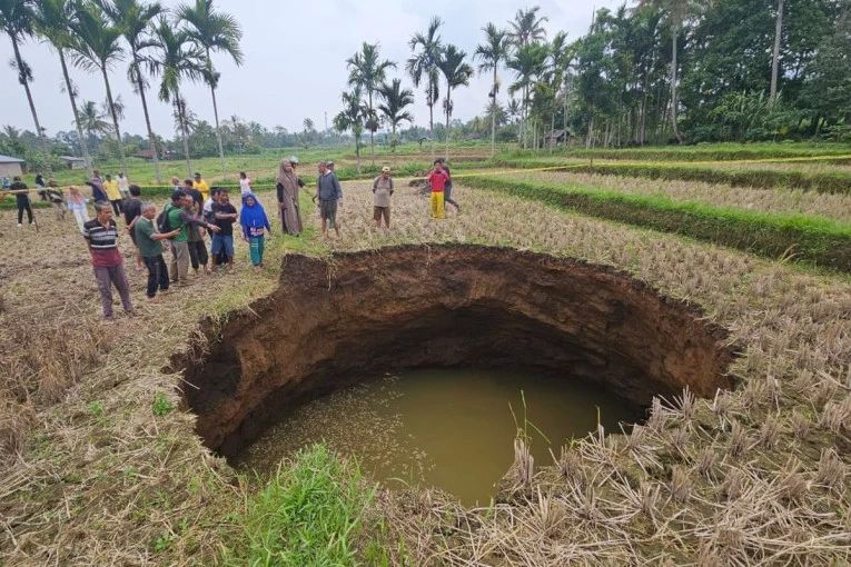‘Sinkhole’ Fenomena Alam yang Jamak Terjadi dan Bisa Membesar Hingga Jadi Danau