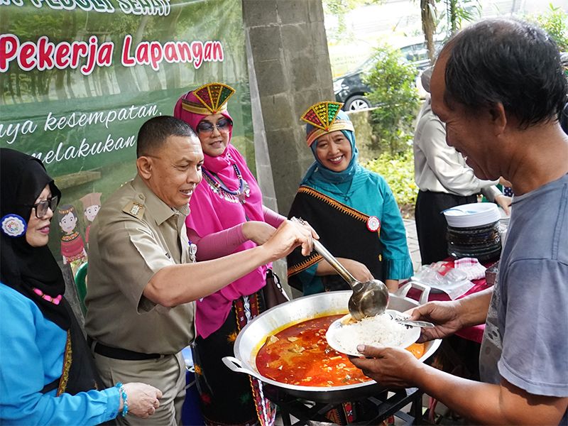 Setiap Pekan Komunitas Bersama Peduli Sehat Bagikan Makan Gratis untuk Pekerja Informal