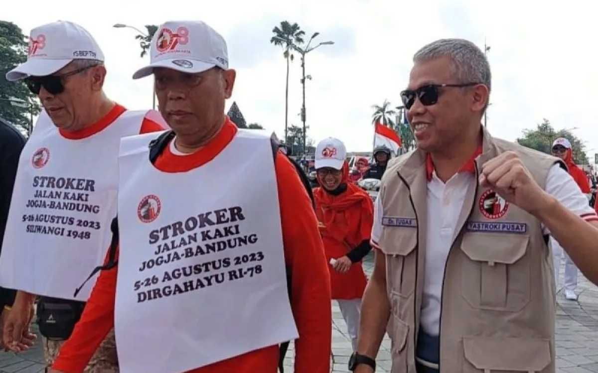 Luar Biasa! Penyintas Stroke Ini Bertekad Tempuh Yogyakarta-Bandung dengan Berjalan Kaki