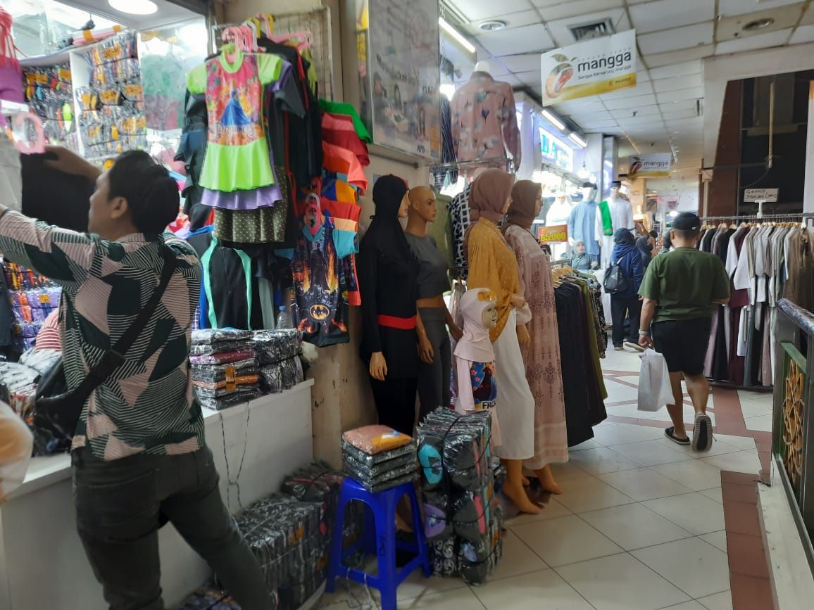 Pedagang Pasar Tanah Abang Keluhkan Sepinya Pembeli