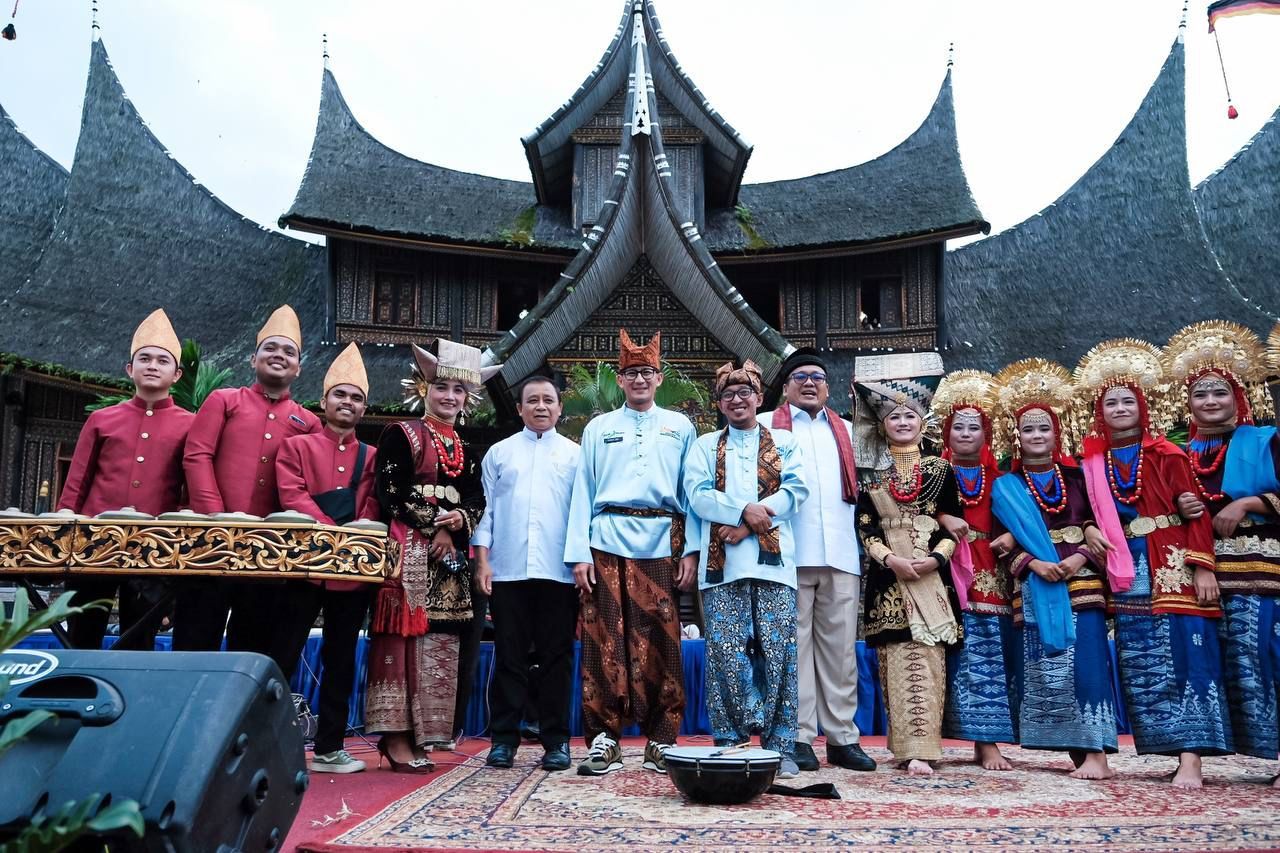 Punya Hobi Sama, Ganjar dan Sandi SeliweRUN di Sekitar Senayan