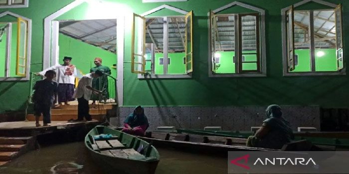 Banjir Landa Kapuas Hulu, Warga Gunakan Perahu untuk Salat Tarawih