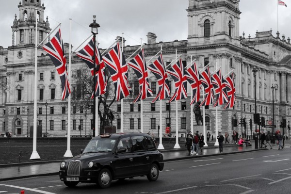 Protes Kriminalisasi, Ratusan Aktivis Lingkungan Blokade Jalan di Depan Pengadilan Tinggi London