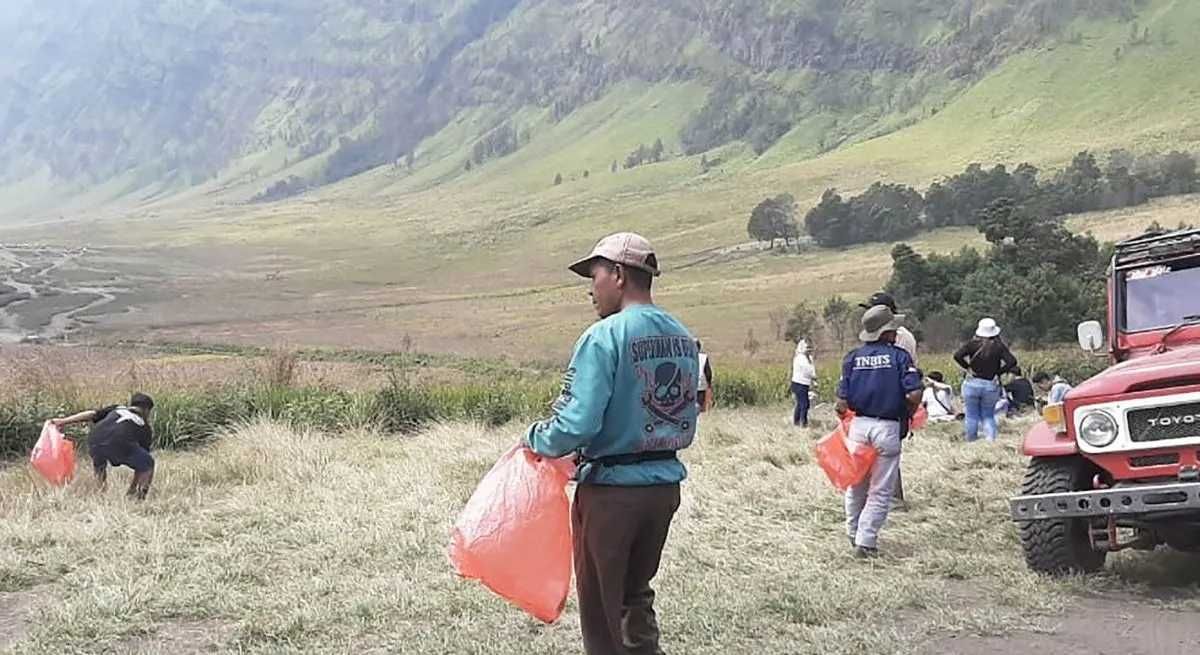 Aksi Bersih Sampah di Kawasan Taman Nasional Bromo Tengger Semeru Kumpulkan Ratusan Kilogram Sampah Plastik