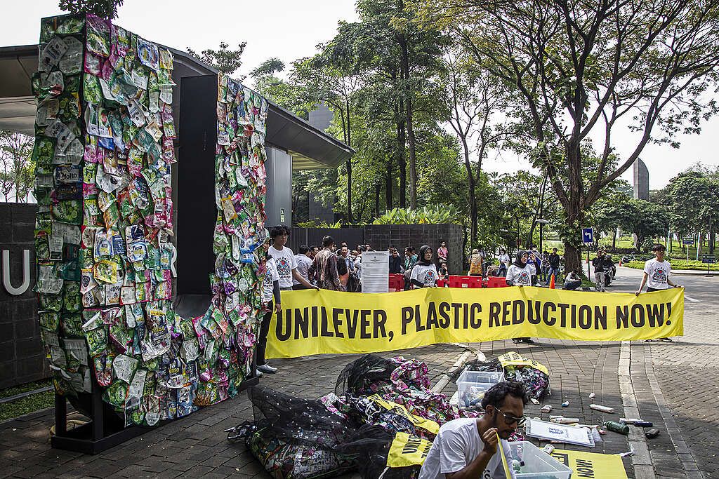 Aksi Keren Aktivis Greenpeace: Minta Unilever Segera Kurangi Sampah Plastik