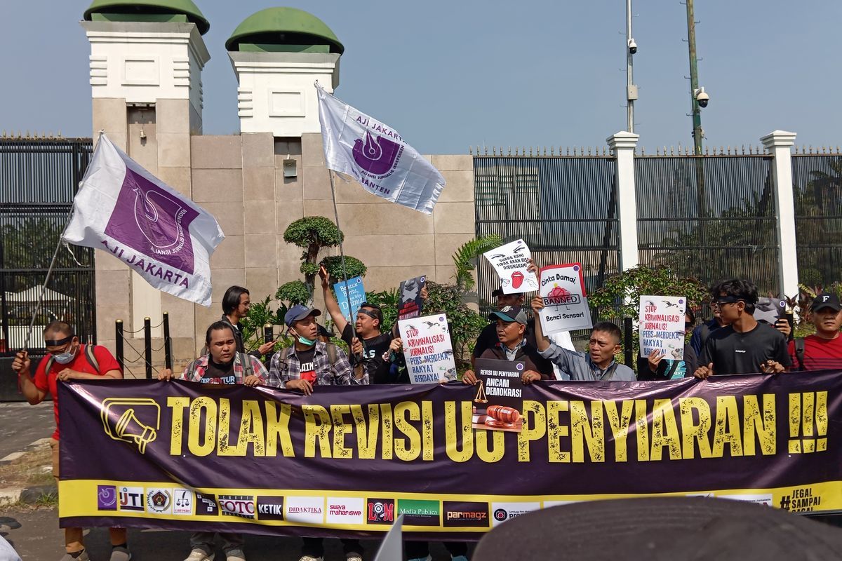 Massa Gabungan dari 14 Organisasi Pers Gelar Unjuk Rasa Tolak Revisi UU Penyiaran