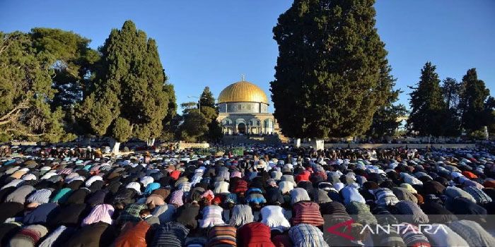 Prihatin! Warga Gaza Salat Idul Adha di Tengah Puing Bangunan