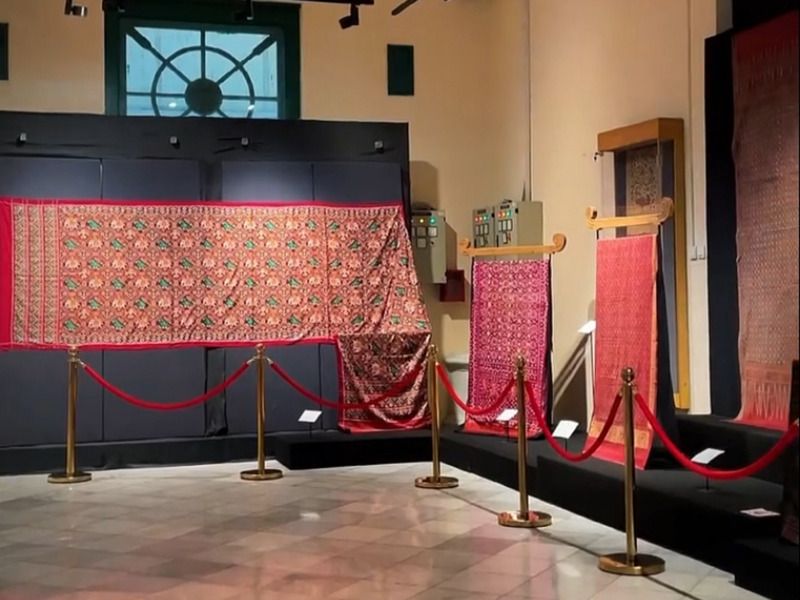 Puluhan Wastra Langka Hasil Akulturasi Budaya Dipamerkan di Museum Tekstil