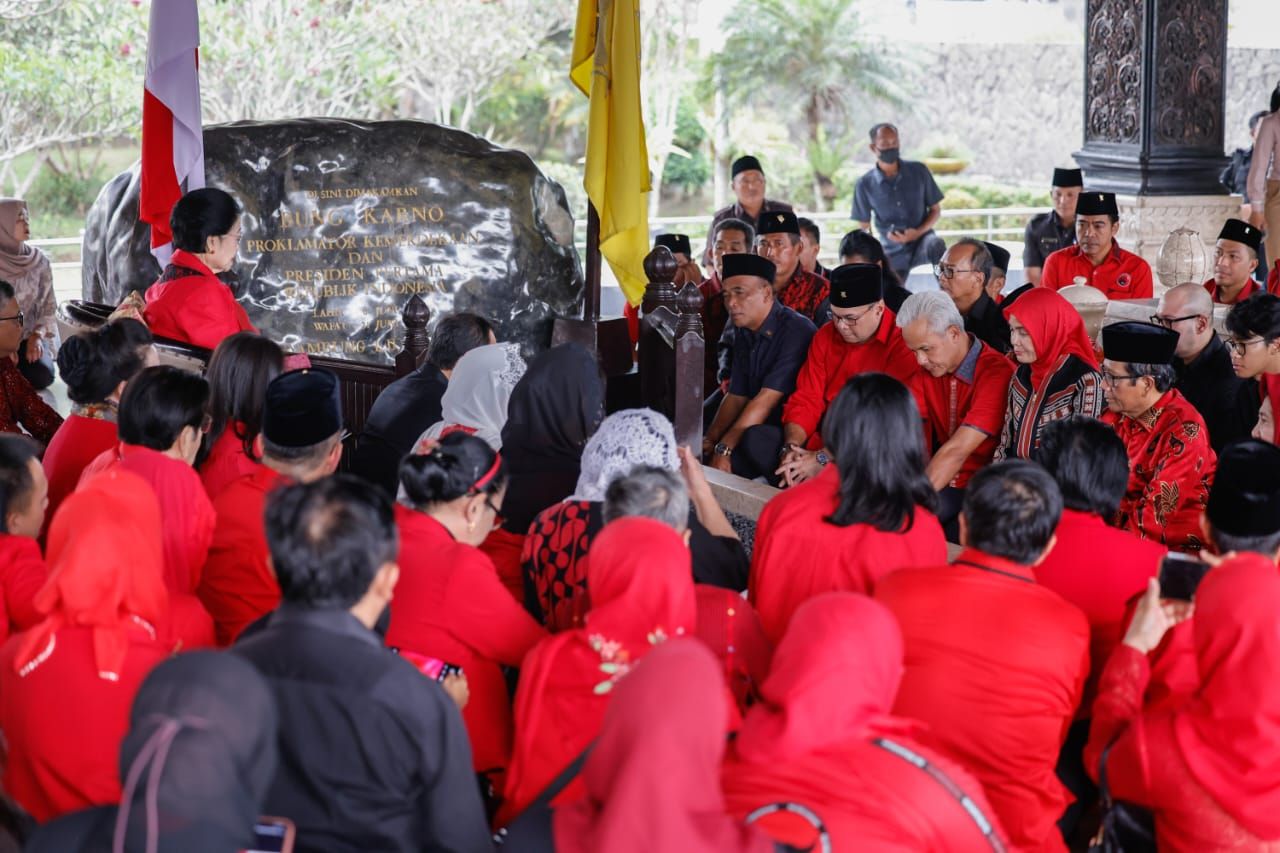 Ziarahi Makam Bung Karno, Pasangan Ganjar dan Mahfud MD Siap Teruskan Semangat Bela Wong Cilik